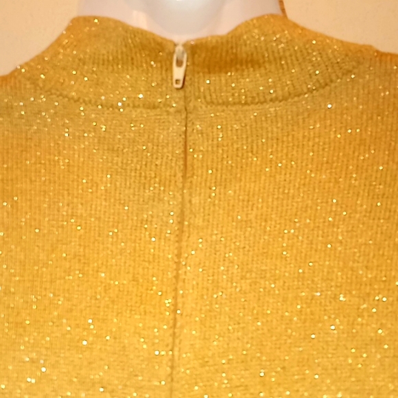 St. John Basics Gold Lurex Sparkly Short Sleeved Sweater - Picture 8 of 12